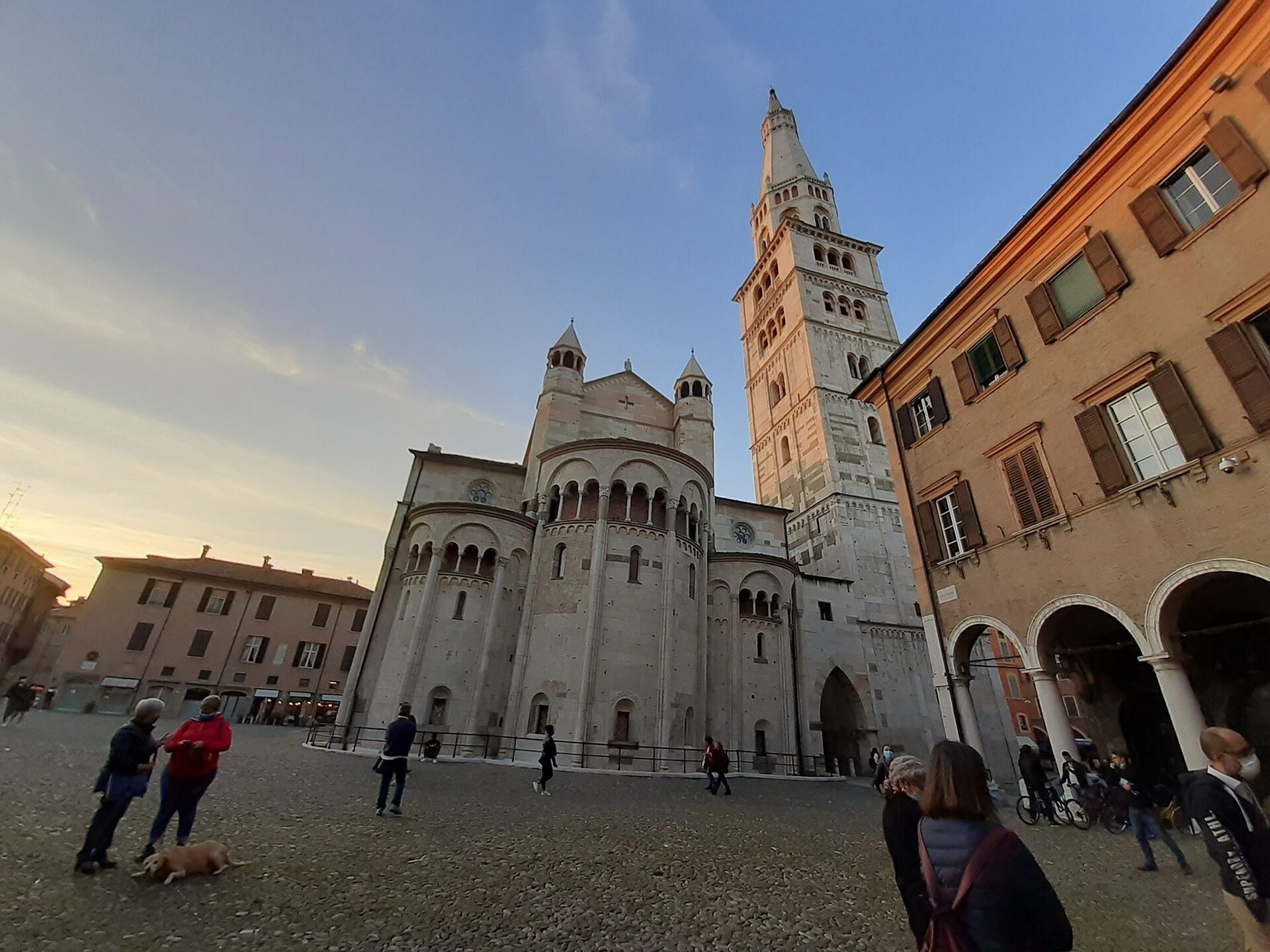 Piazza Grande, o Duomo e a Torre Ghirlandina, em Modena, ao entardecer